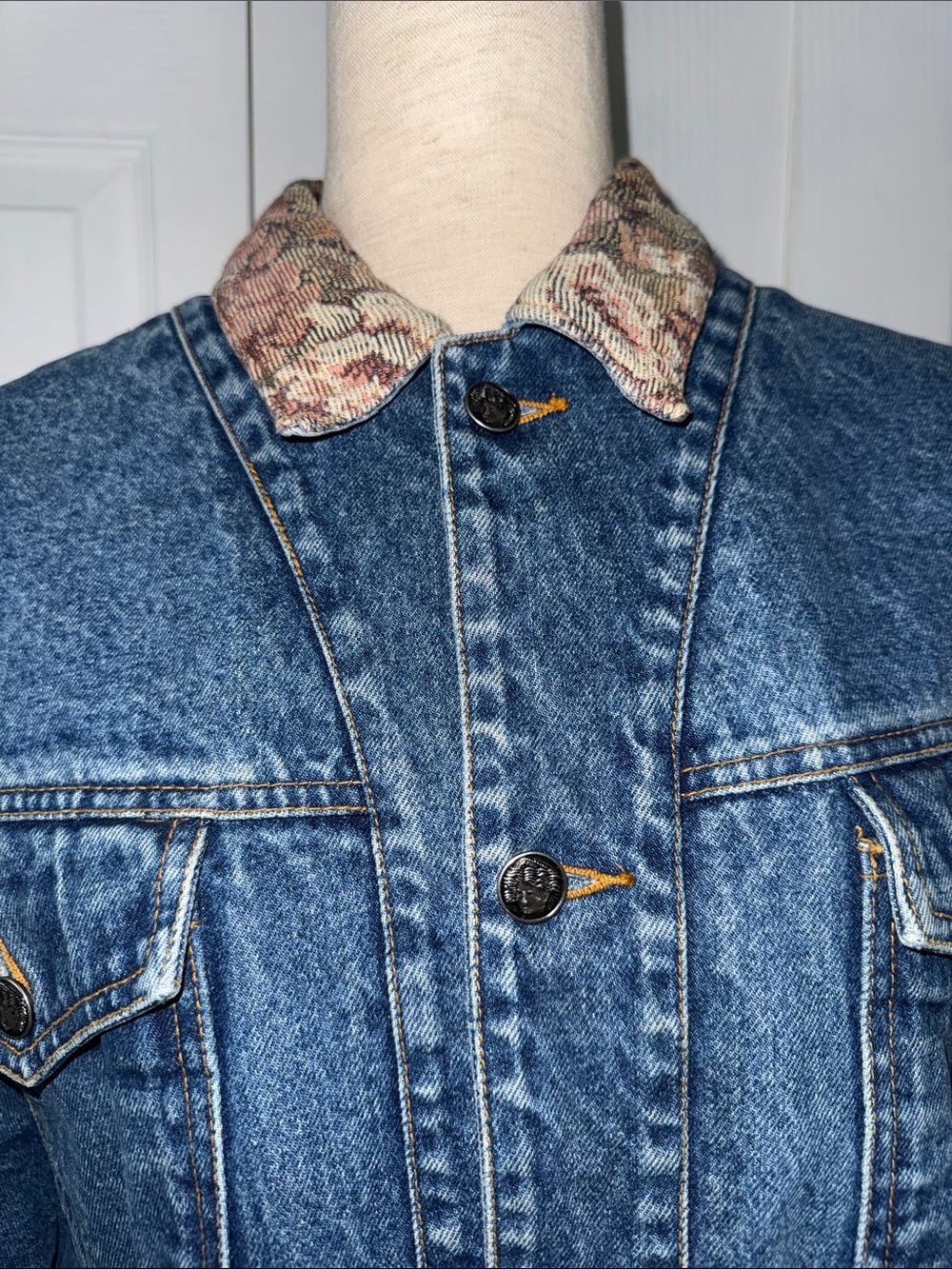 Vintage GAP Blue Denim Bomber Jacket with Patterned Collar Sz M - Picture 3 of 9